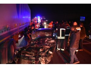 Otomobil tır’ın altına girdi:1 ölü