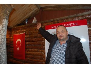 Soğukta aç kalan güvercin taksi durağına sığındı