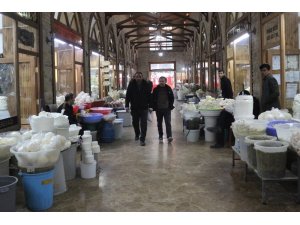 Tarihi çarşıda otlu peynir satışlarında düşüş