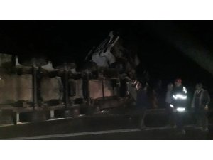 Nurdağı’nda 5 dakika arayla 2 tır devrildi: 2 yaralı