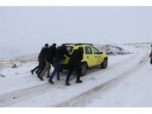 Kars ve Tunceli'de 51 köy yolu ulaşıma kapandı