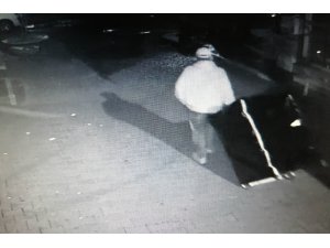 Şaşkın hırsızlar çaldıkları kasayı düşürüp kaçtı