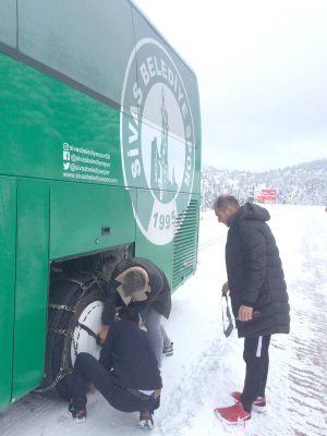 Otobüsleri yolda kalan sporcu kafilesi, Karayollarının müdahalesiyle kamp merkezine ulaştı