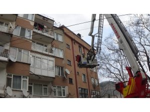 İnegöl’de ilginç kedi kurtarma operasyonu