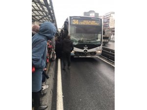 Şirinevler’de metrobüs yolcuya çaptı, 1 kadın yaralandı