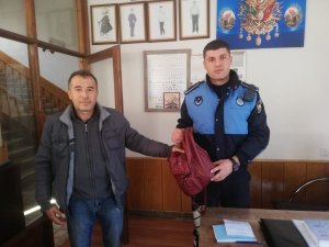 Temizlik işçisi, bulduğu ziynet eşyası olan çantayı sahibine ulaştırdı