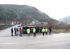 Minibüs ırmağa uçmaktan son anda kurtuldu