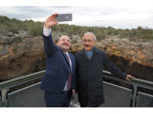 Bakan Varank, Cehennem Obruğu seyir terasını ziyaret etti, öz çekim yaptı