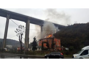 Beykoz’da binanın çatısı alev alev yandı