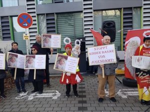 Türk ailenin 4 günlük bebeğini alan Alman Gençlik Dairesi protesto edildi