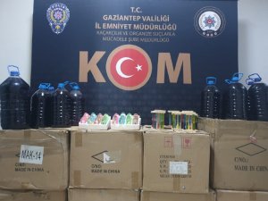 Gaziantep'te 55 litre kaçak içki ve 2 bin 136 süs eşyası ele geçirildi
