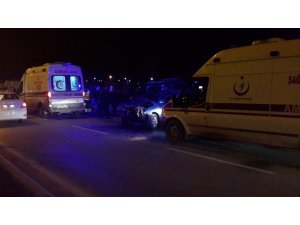 Hafif ticari araç ile otomobil çarpıştı: 5 yaralı
