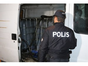 Polis uyuşturucu madde ararken kaçak akaryakıt yakaladı