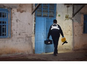 Kiraladıkları evde define aradılar
