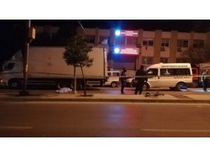 Kamyon tekerlerine sıkışarak metrelerce sürüklenen bisiklet sürücüsü genç hayatını kaybetti
