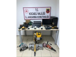 İnşaata giren hırsızları lastiği patlayan araçlarını taşıdığı çekici ele verdi
