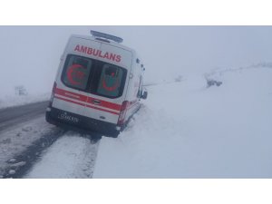 Ambulans kara saplandı, ekipler kurtardı