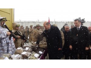 İçişleri Bakanı Soylu’dan kar altında görev yapan Mehmetçiğe ziyaret