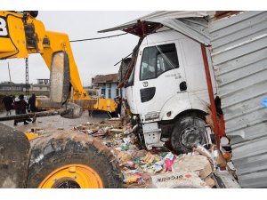 Şanlıurfa’da tır markete daldı: 4 yaralı