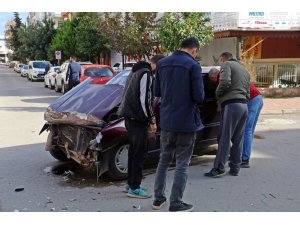 Antalya’da iki otomobil çarpıştı: 1 yaralı