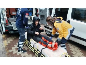 Hafif ticari aracın çarptığı genç yaralandı