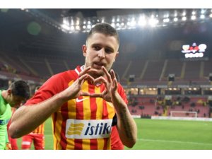 Kravets gollerine devam ediyor