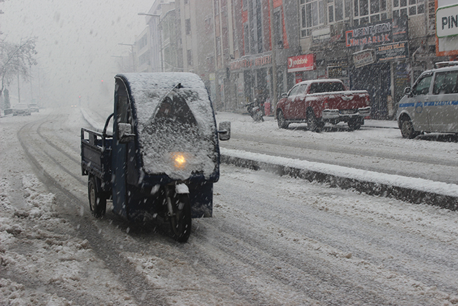 Konya'nın yüksek kesimlerinde kar yağışı etkili oldu