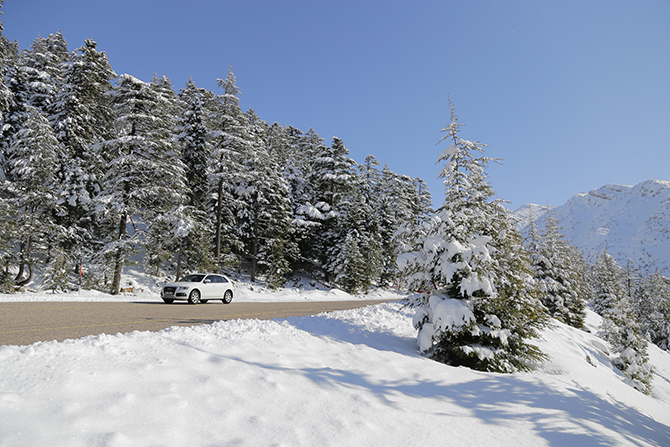 Antalya-Konya yolunda kar kalınlığı yarım metreye ulaştı