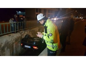 Alkollü sürücünün kullandığı otomobil su kanalına devrildi