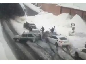 Karlı yolda 9 otomobil birbirine girdi: 3 yaralı