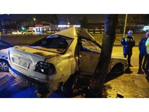 Otomobil ağaca çarptı: 2 yaralı