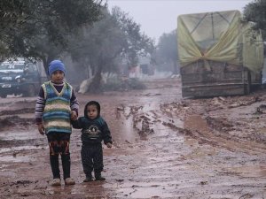 İdlib'den kaçan Suriyeliler zorlu kış şartlarında yaşam mücadelesi veriyor