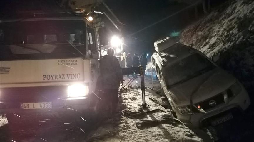 Karda mahsur kalan 34 kişi belediye ekiplerince kurtarıldı