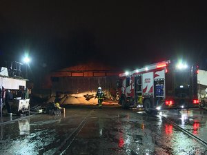 Tamirhane yangınında çok sayıda araç zarar gördü