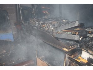 Uşak’ta bir depoda yangın: 2 kişi dumandan etkilendi