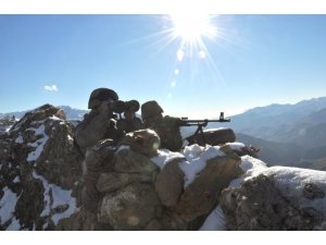 MSB: "Irak’ın kuzeyi ve Suriye barınma alanlarından kaçan 4 PKK’lı terörist Silopi’de, 1 PKK/YPG’li terörist Kızıltepe’deki hudut karakolumuza teslim oldu."
