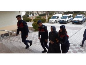 11 ayrı suçtan aranan kadını jandarma pazarda yakaladı