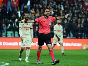 Sahada Cüneyt Çakır, VAR’da Koray Gençerler