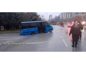 Faciaya ramak kaldı, içi dolu dolmuş çöken yolun içine düştü