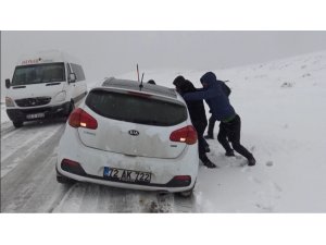 Yolda mahsur kaldılar, halay çekerek kurtarılmayı beklediler