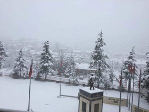 Isparta’da yoğun kar yağışı nedeniyle 2 ilçeyi bağlayan yol kapandı