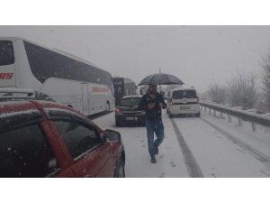 Yoğun kar Bursa Ankara karayolunu trafiğe kapattı