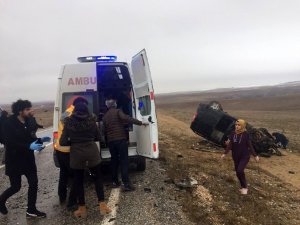 Otomobil ile hafif ticari araç kafa kafaya çarpıştı: 4 yaralı