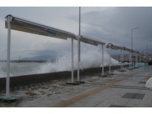 Tekirdağ’da dev dalgalar: Sahil sular altında kaldı