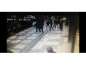 Şiddetli rüzgarda vatandaşların üstüne binadan cam düştü: 1 yaralı