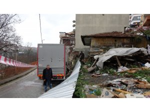 Aracının lastiğini değiştirirken, çöken istinat duvarının altında kaldı