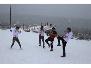 Muay Thai Milli Takımı, dondurucu soğukta Abant’ta antrenman yaptı