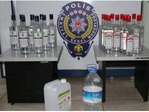 Foça’da yılbaşı öncesi bin 229 şişe kaçak içki ele geçirdi