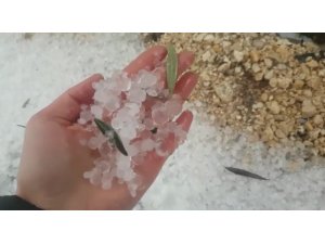 Mersin’de dolu yağışı yolları beyaz örtüye bürüdü