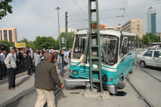 Minibüs tramvay hattına girdi: 9 yaralı